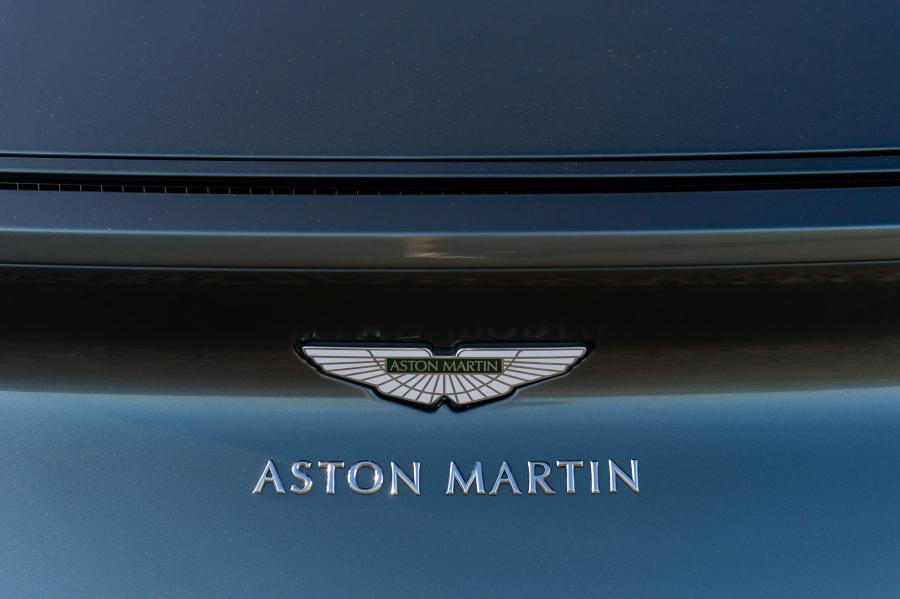 Логотип Aston Martin DB11 AMR Signature Edition 2018 года  (UK) (фото 26 из 40)